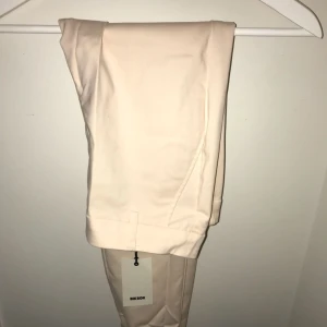  - Aldrig använda kostymbyxor från Bik bok