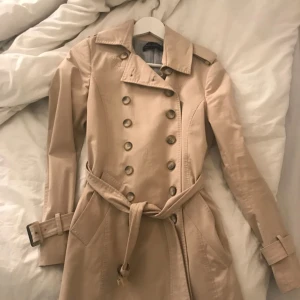  - Beige trenchcoat från zara, knappt använd så i nyskick! 300kr inklusive frakt, har swish!