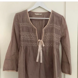  - Super söt rosa/beige blus från Odd Molly. Storlek 2 (S/M) 