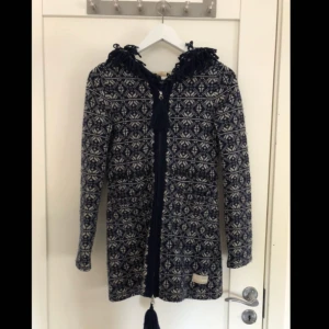  - Mycket fin odd Molly kofta, tyget som dragkedjan fester på har släppt litegrann syns knappt när man bär den och kan lagas enkelt om man har möjlighet!