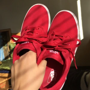  - Säljer mina älskade röda vans som jag köpte i höstas men som alltid varit för små för mig! Tyckte dem var ursnygga och köpte det sista paret som fanns kvar. Dock har dem alltid varit trånga då min storlek 38 inte fanns kvar:(  Superfint skick, knappt använd!  Passar någon med storlek 36