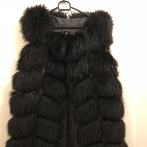  - Säljer min fina pälsväst (ej äkta) ser äkta ut. Bra skick. Pris 400