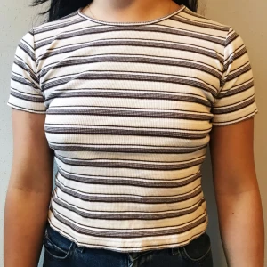  - T-shirt från Kappahl i storlek 38/40 (Passar dock XS/S) säljes för 20kr, frakt tillkommer. Betalning sker via swish.