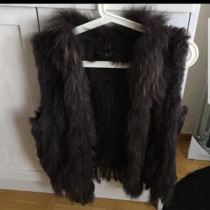  - Äkta pälsväst ifrån Hollies. Använd fåtal gånger = som ny 🌹    