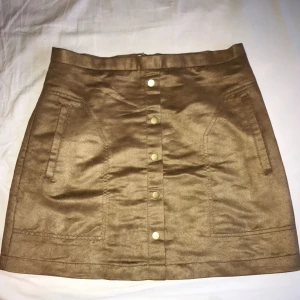  - Ljusbrun mockakjol med fake buttons, true to size.  Sparsamt använd, inget slitage/skavanker och säljes nu pga viktnedgång.  150kr + 50kr frakt. Betalning via Swish. 
