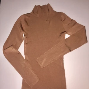  - Golden mentalic H&M trend tröja  Sparsamt använd  