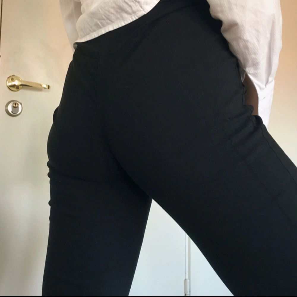 Utsvänga svarta byxor med stretch.  Supersköna 🤸🏼‍♀️✨. Jeans & Byxor.