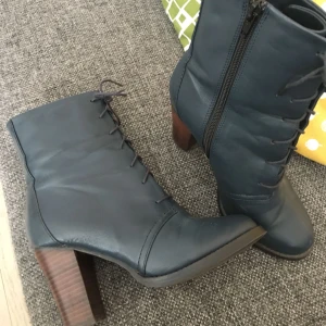  - Blå teddyfodrade stövletter från H&M! Köpta för ca 10 år sen. Nerpackade sen dess. Använda lite en säsong. Mkt fint skick! Jättesköna! 