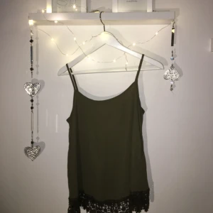  - Fint militärgrönt linne med kord i ryggen och fin spets nertill. Säljer pga använder inte. ♡ Kan mötas upp i Växjö, annars står köparen för frakt. Betalning sker helst via swish men funkar inte det så går det att lösa! Bara kontakta mig om du har frågor eller vill se mer! ♡ 