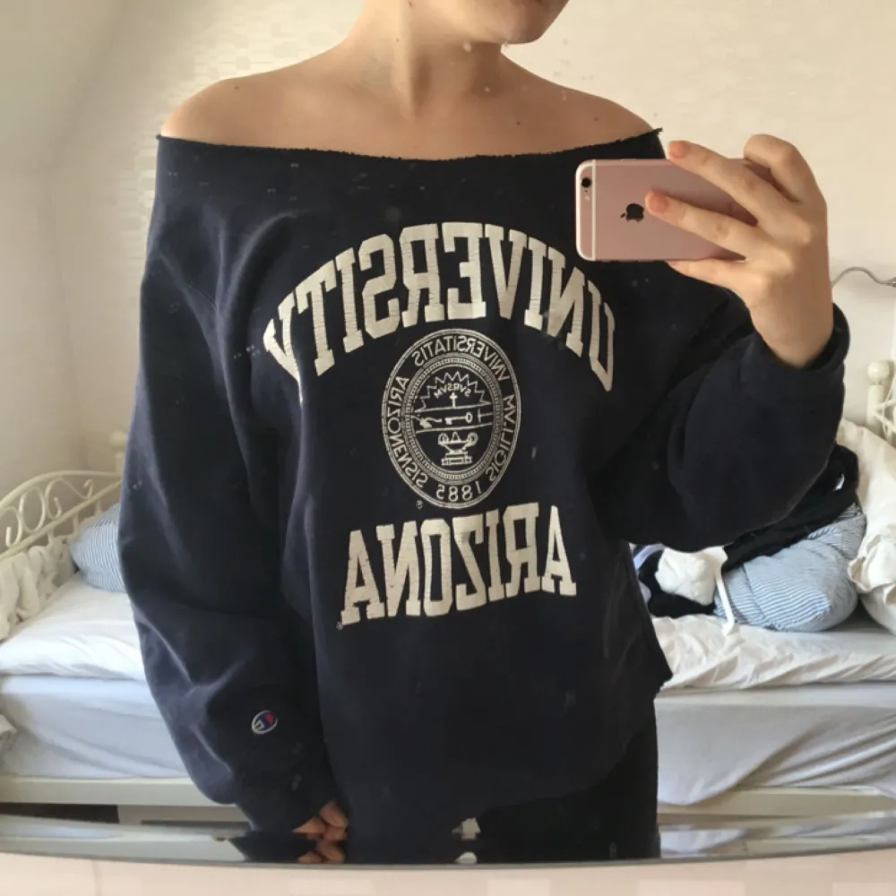 ✨ Urklippt större sweatshirt av märket Champion. Mörkblå med vit text, en Superskön och SNYGG tröja till myskvällarna eller vardags😍☀️ . Tröjor & Koftor.