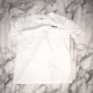 Tennis tröja - Tennis tröja från Wilson, kan användas till vanlig sport. Inte använd så många gånger, bra skick.  +30 kr frakt