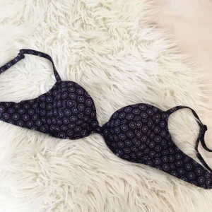  - Fin bikiniöverdel!! Dock för liten för mig.