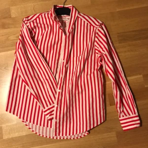  - Randig skjorta från Zara! Använd ca 2 ggr ✨ köparen står för frakten