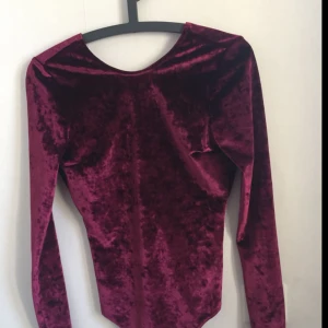  - Röd sammetsbody från Nelly. Djup i ryggen. Aldrig använd och prislappen sitter kvar! Storlek XS. Köparen står för frakten 💫