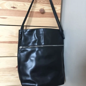  - En stor svart läder väska & Other stories. Bra skick, 38cm x 36cm x 15 cm.