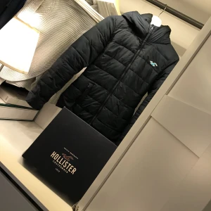  - Säljer en dunjacka från Hollister. Köptes på Hollister i Stockholm. Fint skick finns dock två små defekter.   Nypris 1400kr  Säljer nu för 100kr plus frakt Man får med kartongen såklart sedan slänger jag med två andra hollister plagg. 