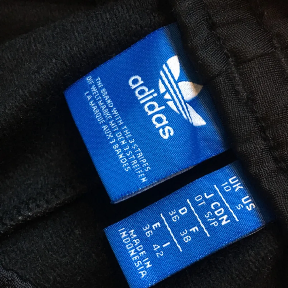 Helt oanvända adidas, säljer pga dubbla upplagor! Kan postas mot frakt ✨. Jeans & Byxor.