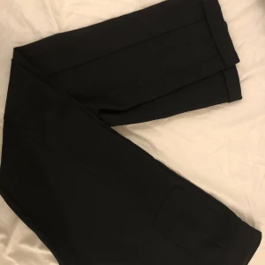  - Helt oanvända finbyxor från Acne i storlek 40. Har testat dem hemma och de är väldigt bekväma men aldrig fått användning för dem. Nypris runt 2000kr. Pris ink frakt.