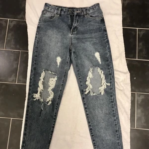  - Fina blåa slitna jeans från Pieces.  Bara använt dem 1 gång så dem är i fint skick! Frakten får du stå för själv.