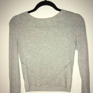  - Grå tunn stickad långärmad. Väldigt skönt material. Fler bilder kan skickad vid förfrågan. Frakt tilkommer