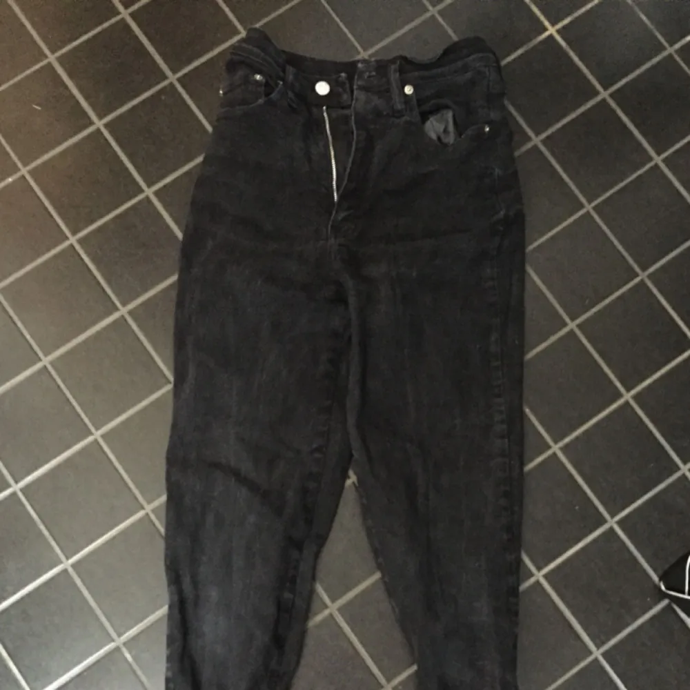 Svarta stretchiga 90-talsjeans från Kookai. Fraktkostnad tillkommer. . Jeans & Byxor.