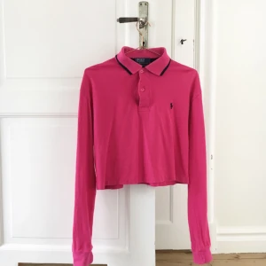  - Långärmad Ralph Lauren piké köpt på second hand butiken Blitz i London förra året. Aldrig använd och i gott skick. Supersnygg till höga jeans tex då den är omsydd till en croptop som slutar vid midjan. Jättemjuk och mysig men jag säljer pga använder aldrig rosa fast jag tycker det är super fint. Hoppas någon annan får bättre användning! 💕 