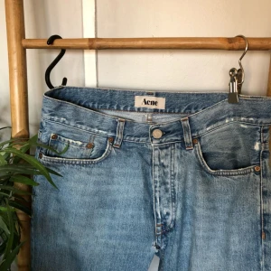  - jeans från Acne. liten spricka mellan benen som behöver sys. smal passform