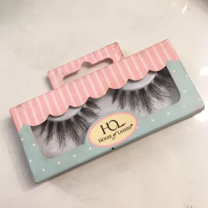  - En av dem mest populäraste lösögonfransar (och mina favoriter), house of lashes. 100% äkta hår & lätt att applicera. Helt oanvänt & oöppnat. Lite smutsig på baksidan av paketet pga den har legat inne med andra smink. Nypris: 150kr frakt: 35kr