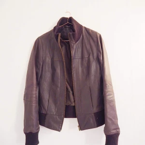  - Snygg vår/höst-jacka från VILA. Kan fraktas mot betalning eller hämtas i Uppsala ✨