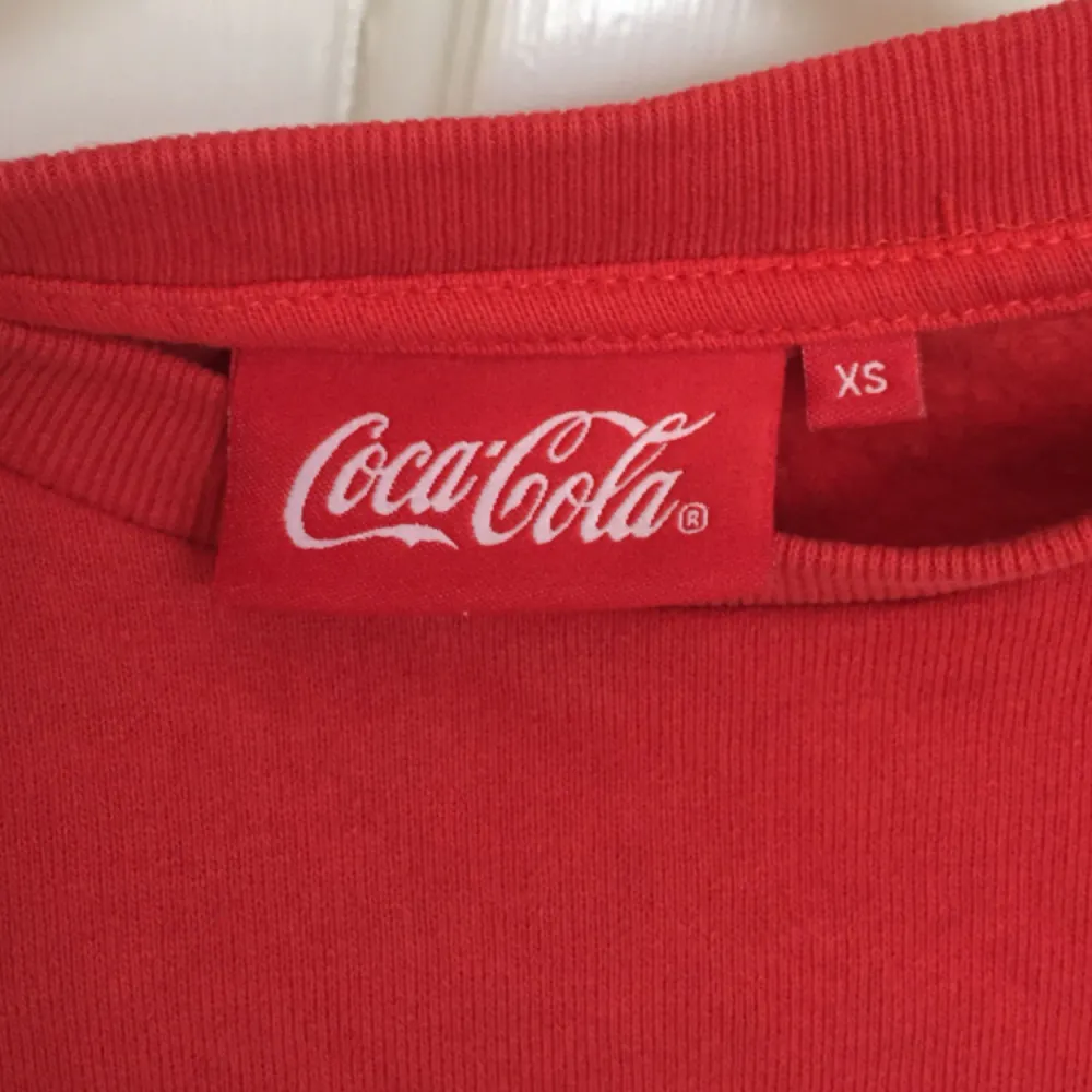 Äkta Coca Cola collegetröja i storlek XS men passar även S. Den är i fint skick och har inte används särskilt mycket. . Hoodies.
