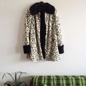  - 🐼🐼🐼 Dalmatin-mönstrad fuskpäls från Topshop. Inköpt för dryga 1000-lappen, endast använd ett fåtal gånger. Kan skicka eller mötas i Stockholm. Köparen står för frakt. 🎱🎱🎱