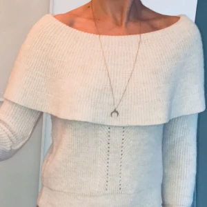  - Stickad benvit off shoulder-tröja från Miss Selfridge✨ Stl 36, längd 46 cm.