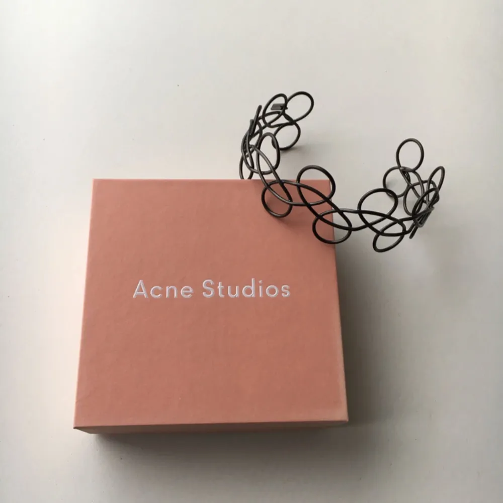 Snyggaste halsbandet från Acne studios, svart och justerbar!😀😀♥️ Eventuell frakt betalas av köparen😙😙😍😘♥️. Accessoarer.