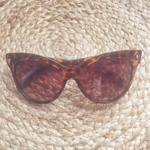  - Såå fina solglasögon köpta i London härom året. Använt fåtal ggr då de är för stora för mig. (Har ganska litet ansikte 😊)   Möts upp i Stockholm. 