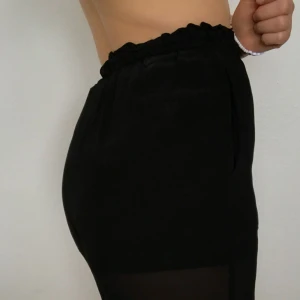  - Passar XS! Högmidjade paperbag-pants i mesh. Bild två visar undershortsen som täcker det som täckas bör under meshen. Dessa är inget man tänker på när man ser byxorna, men kunde vara bra att visa! Frakt 45:- eller mötes i jkpg/habo 🌼