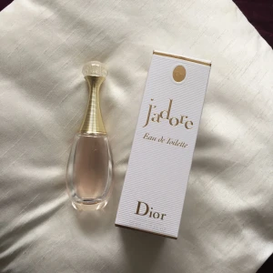  - J’adore Eau de Toilette av Dior. 2/3 kvar i flaskan. Nypris 775kr. Frakt tillkommer