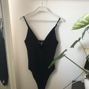  - Svart body från H&M som tyvärr aldrig blivit använd. Kan frakta (då står köparen dör frakten) eller mötas upp i Stockholm 🌹