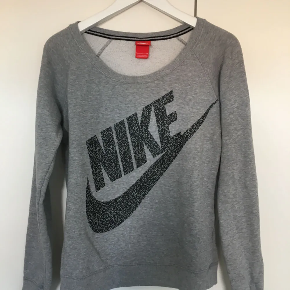 Grå sweatshirt från Nike storlek S, passar en M också. Använd men fint skick! Självklart äkta. . Hoodies.