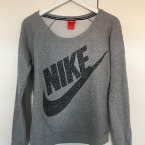 Grå sweatshirt från Nike storlek S, passar en M också. Använd men fint skick! Självklart äkta. 