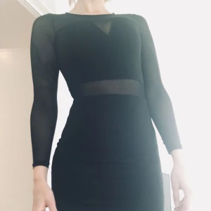  - Svart klänning med mesh detaljer använd 1 gång. Storlek 36-38. 