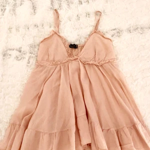  - Gullig blus i ljus/puderrosa färg, använd men i övrigt fint skick! 