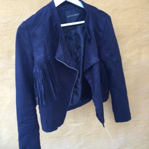  - Fin svart fejkmocka jacka. Använd 1 gång! Stl S/36. Skickas mot frakt.