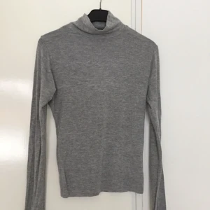  - En grå polotröja från Brandy Melville för 70kr. Skön och endast använd ett fåtal gånger!  Det är onesize men passar bäst för Strl XS/ S