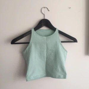  - Croppat linne från American Apparel. Jättefin färg, men skulle säga att det är en XS. Väldigt litet. Frakten är inkluderad i priset (postens S påse, 35kr.) Kan även mötas upp i Uppsala, då försvinner kostnaden för frakten.