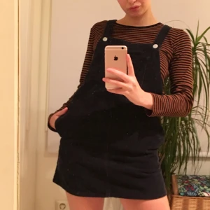  - Så fin snickarbyx-klänning köpt i New York. Använd typ 1 gång pga impulsköp. Såå mjuk i manchester och med fickor!! (2 st bak och 2 på sidan och 1 på bröstet.) Den ser svart ut på bilderna men är egentligen väldigt mörkt blå! 🌸 Frakt betalas av köparen eller så möts vi upp i sthlm 🌸