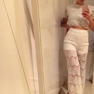  - SJUKT drömmigt set med byxa och topp! Man känner sig verkligen som en dream med detta på sig :’) som ny då den är använd 1 gång för special occasion (men sen hamna detta set tyvärr bara i garderoben som mycket finkläder gör 😢) men den här känns typ perfekt som student outfit? Eller att använda till vardags separat tex ✨