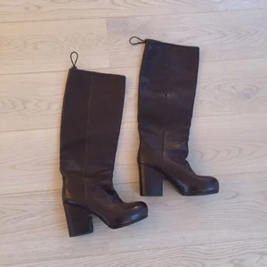  - Acne stövlar. Brunt skinn. Använda ett fåtal gånger. Fint skick.  