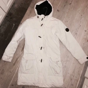  - Jacka. Märke Race Marin. Nypris 1800 kr. Fattas knappar på fickorna fram men lätt sy ditt nya 