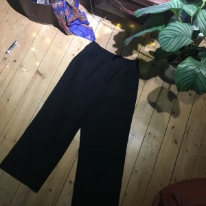  - Snygga coulettes från Monki! Insydda i midjan men enkelt att sprätta upp ifall man vill! Frakt tillkommer, tar betalt via swish