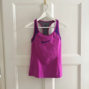  - Träningslinne från Nike med inbyggd sport-BH. Har några år på nacken men är använd max 5 ggr så är i fint skick 🏃🏼‍♀️